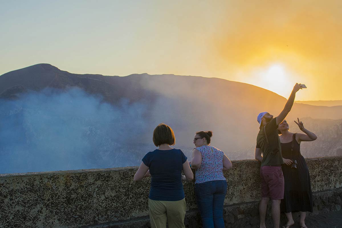 turista-Volcan-MAsaya-Nicaragua