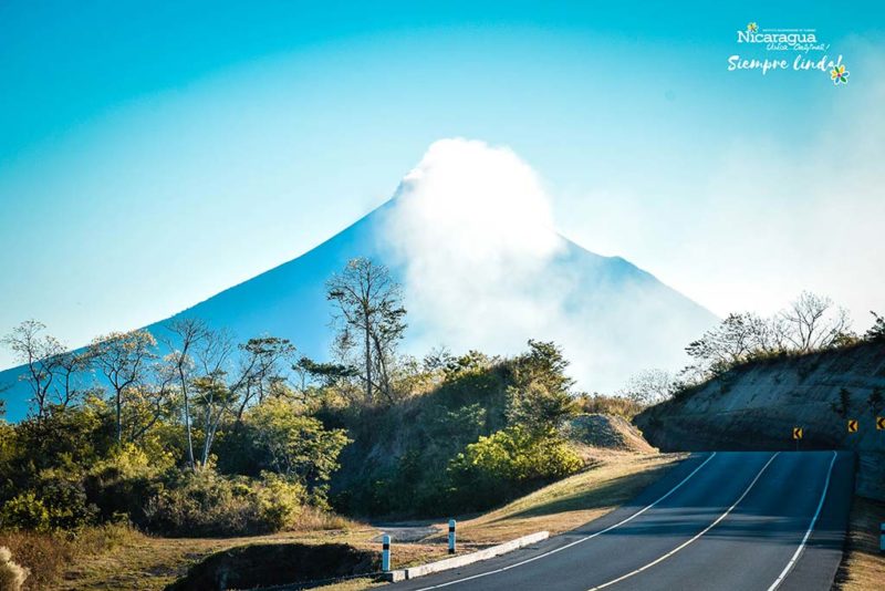 Volcán-Momotombo,-carretera-hacia-Malpaisillo