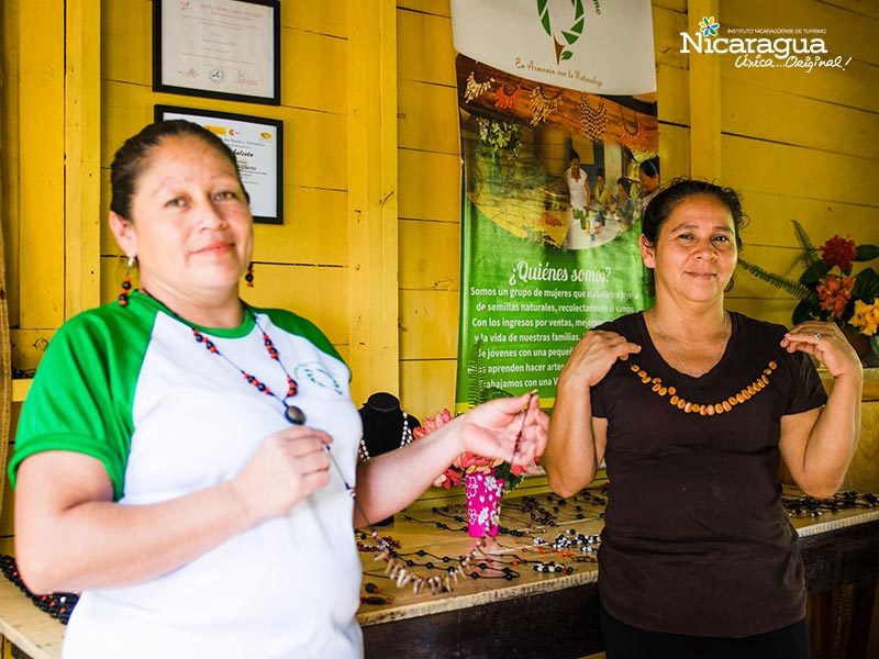 grupo de mujeres artesanas de la comunidad El Plomo