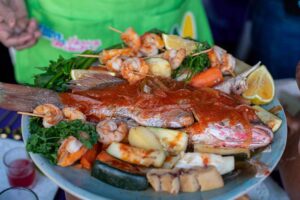 Pescado-al-vapor-con-vegetales-y-aceite-de-coco,-Nueva-Segovia